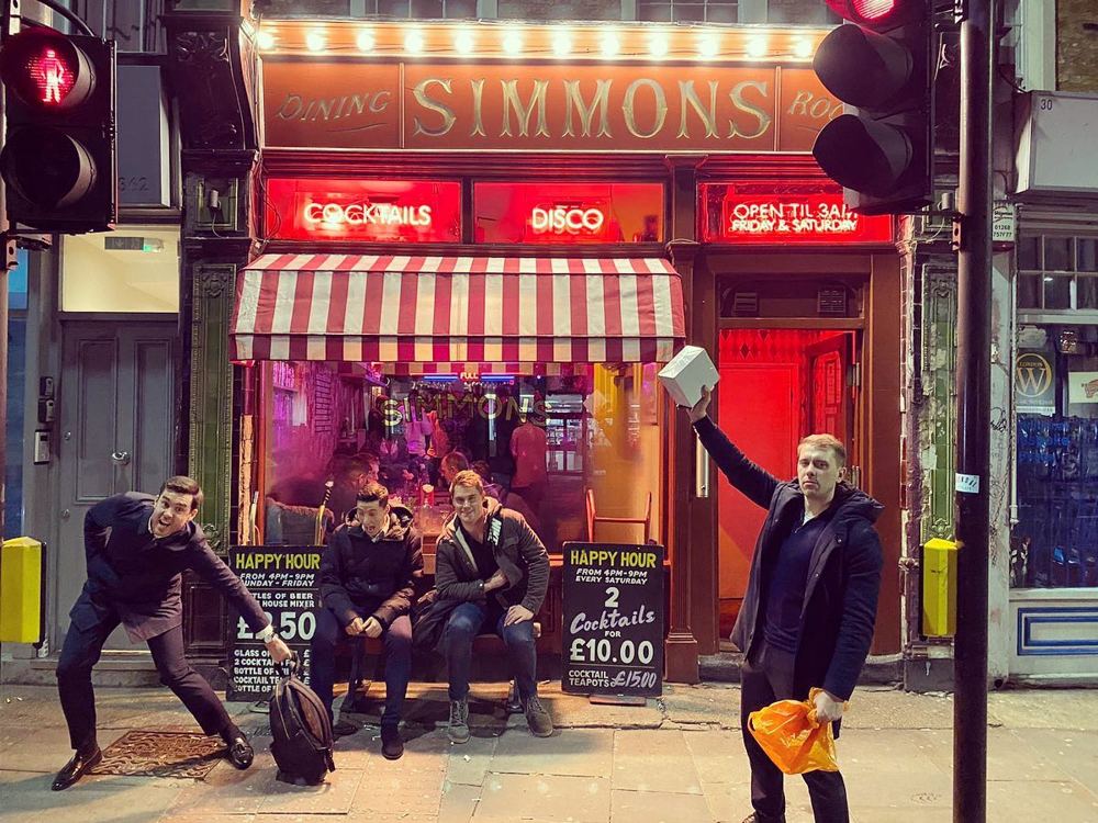 Simmons, photo 1 of 3